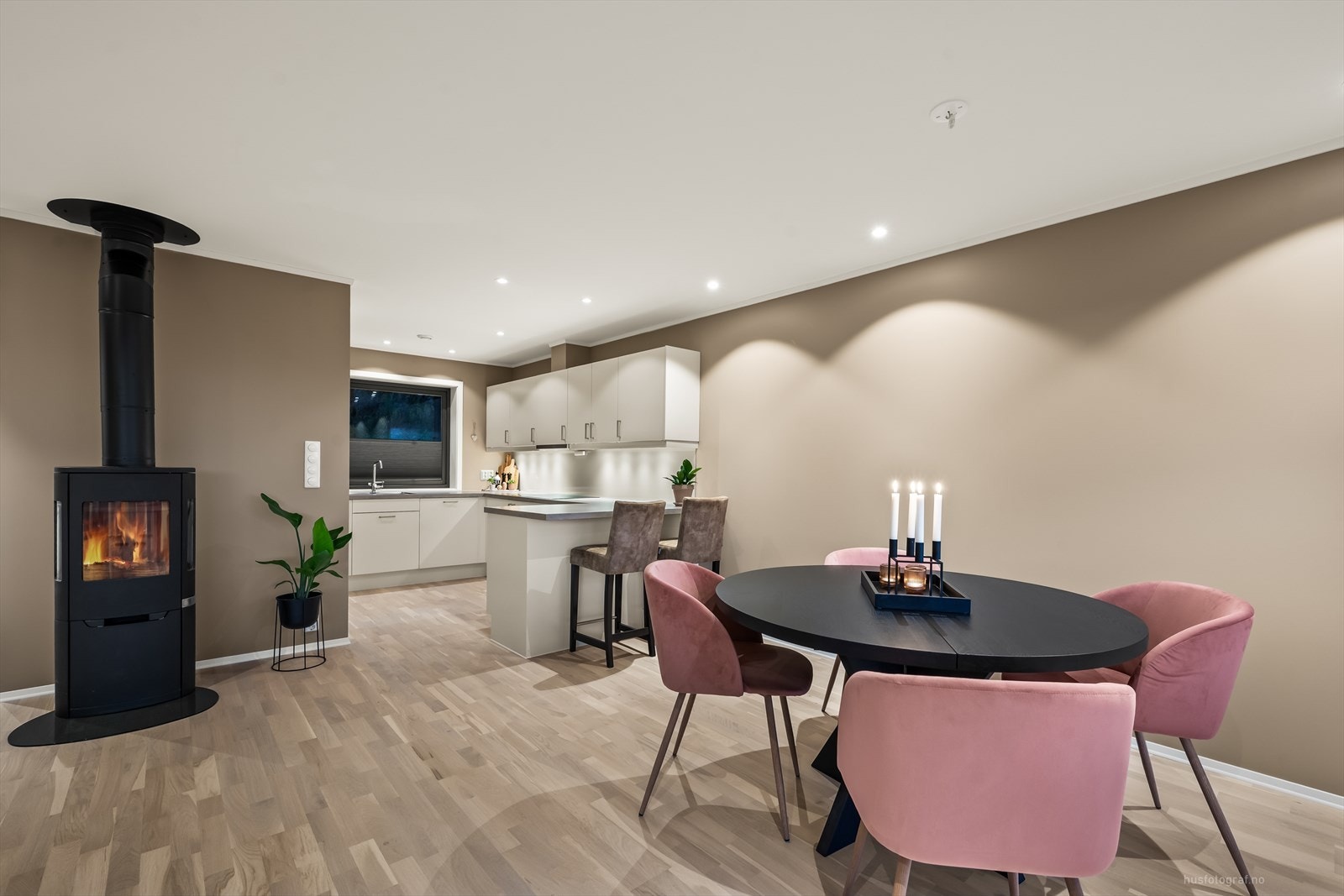 Boligen har en praktisk og åpen stue/kjøkken løsning som bidrar til en sosial tilværelse Galleribilde