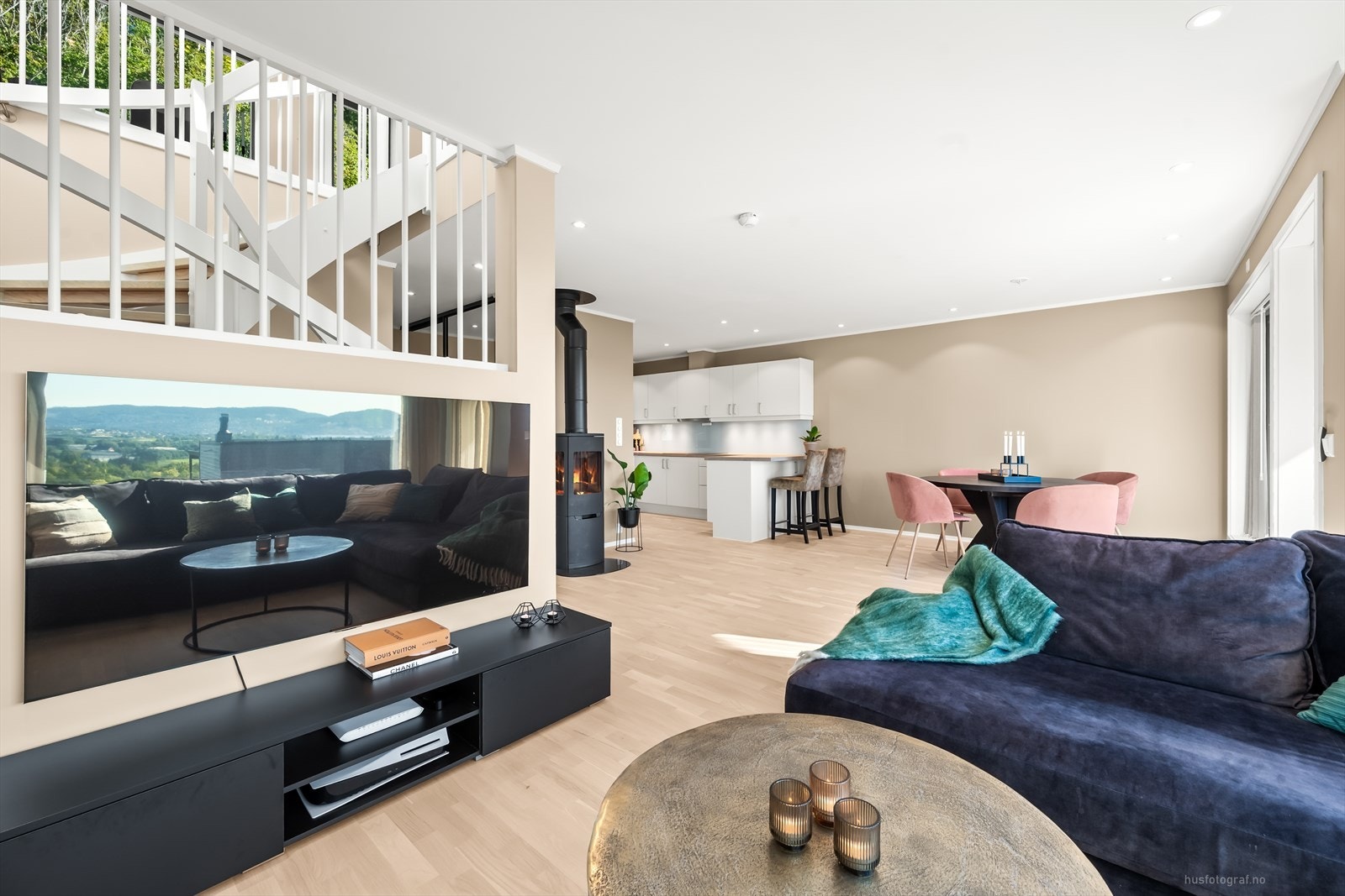 Rommets størrelse gir gode møbleringsmuligheter, til å kunne møblere med en komfortabel sofagruppe og et større spisebord. Galleribilde