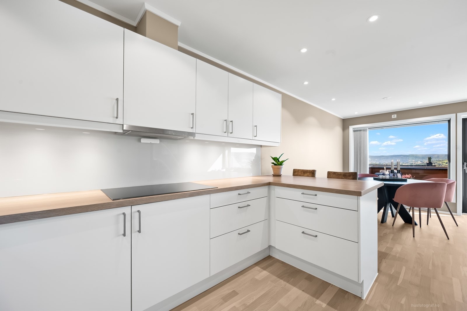 Stilrene materialer og funksjonelle løsninger er kjøkkenet både elegant og brukervennlig. Galleribilde