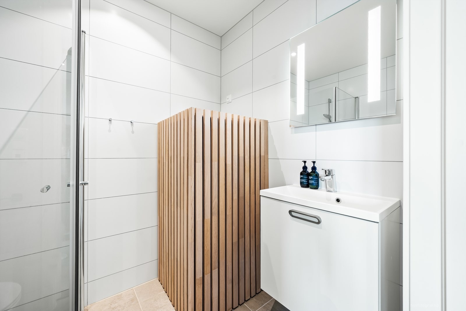 Badet i 1.etasje er pent flislagt og har varmekabler i gulv. Galleribilde