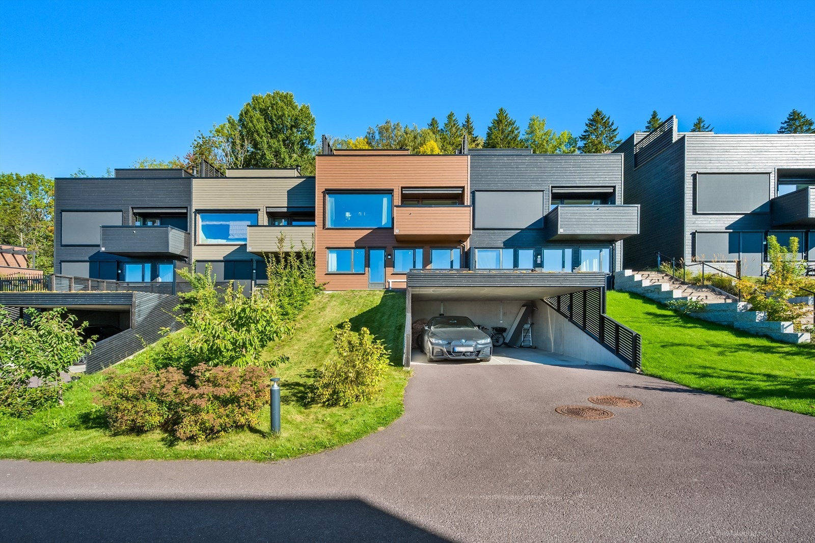 Tilknyttet boligen er det to parkeringsplasser, med en i felles carport der det er montert elbil lader og en utenfor carporten. Galleribilde