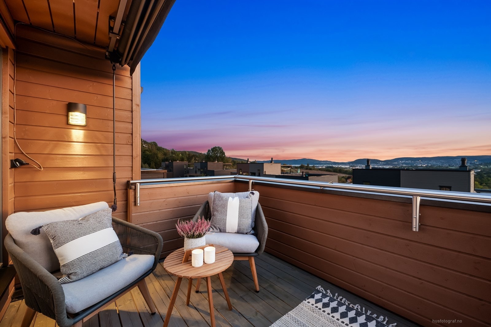 En lekker og påkostet rekkehus fra 2020 med panoramautsikt og sol fra morgen til kveld på takterrassen. Galleribilde