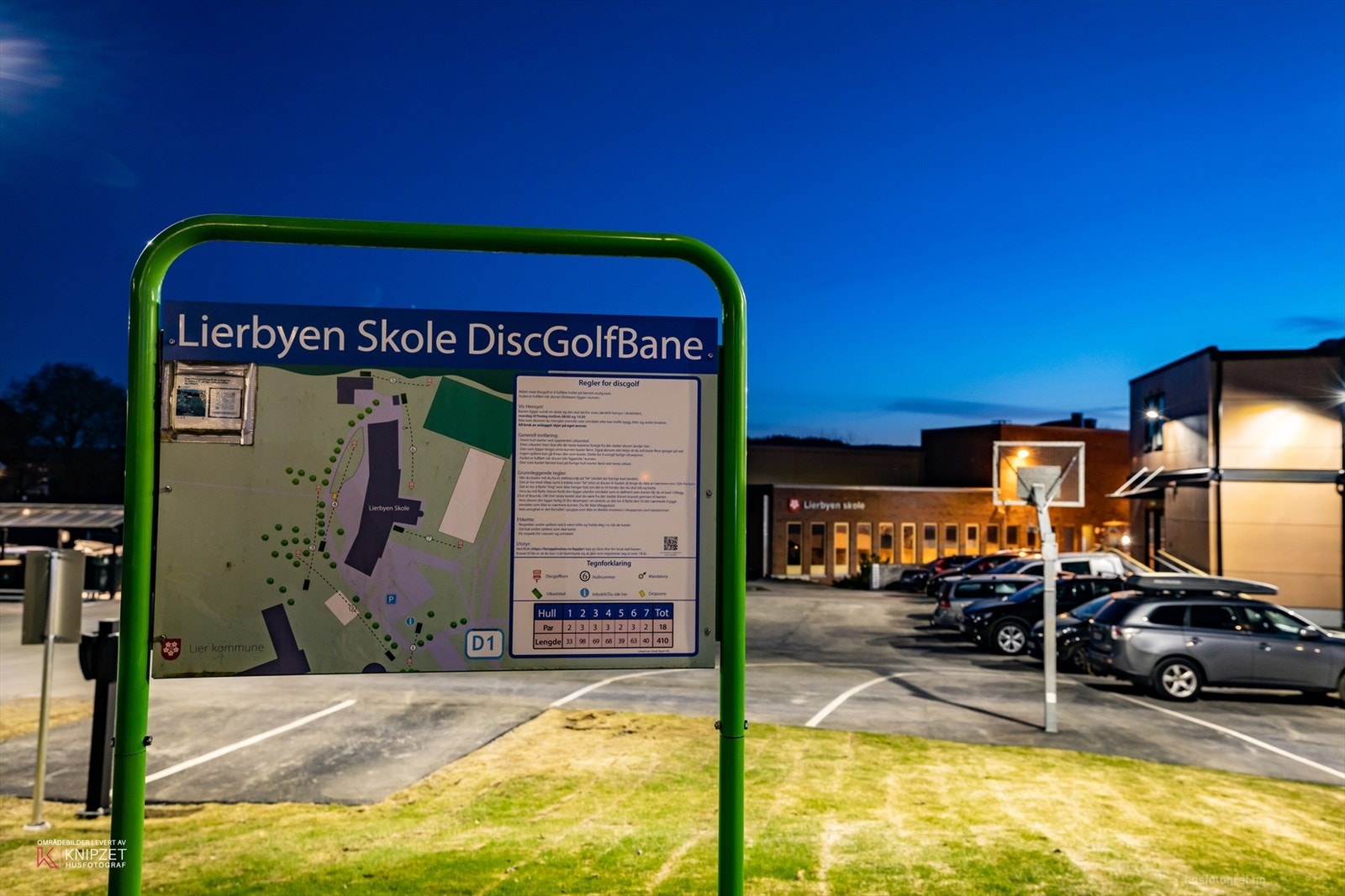 Lierbyen skole med diskgolfbane. Galleribilde