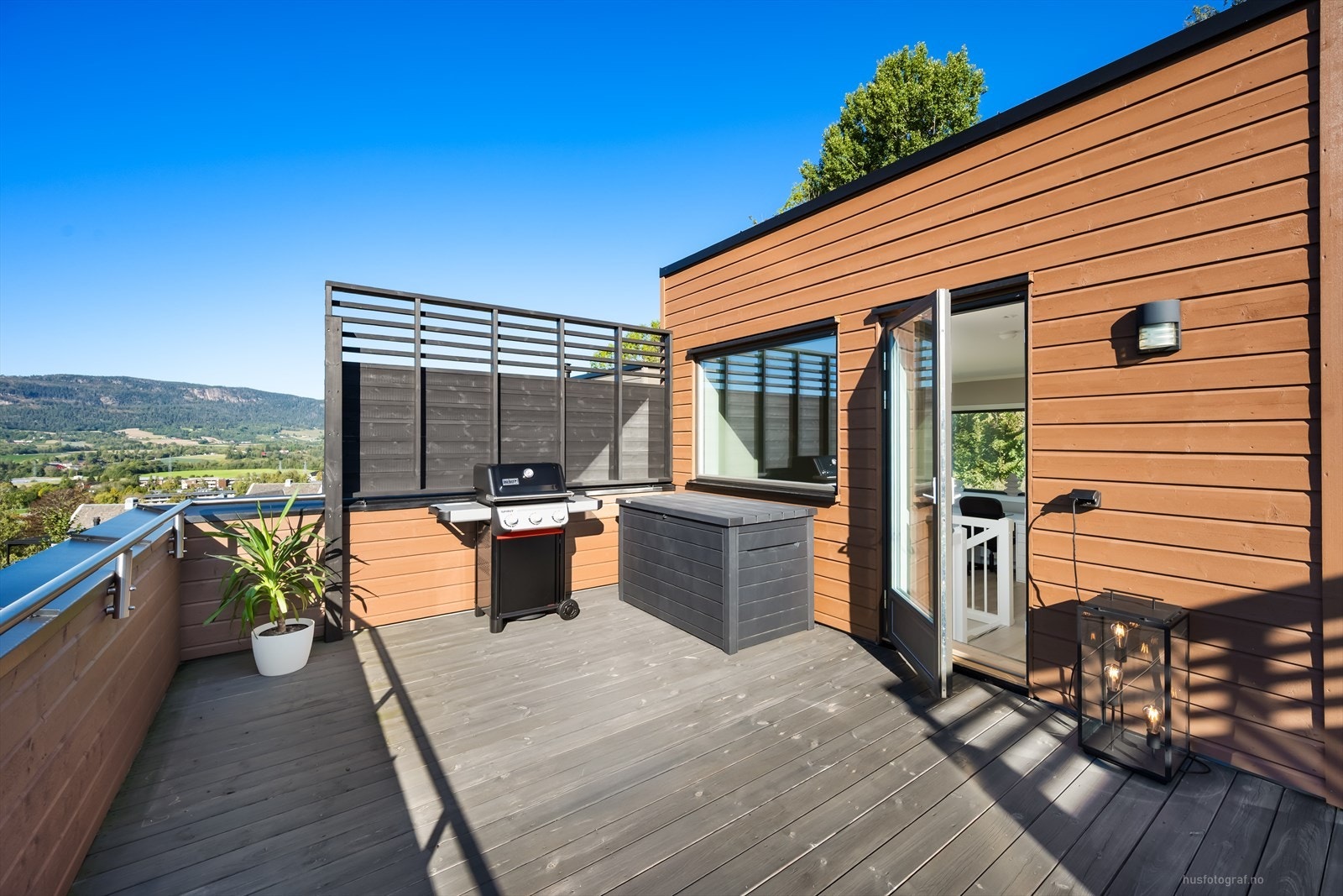 Denne boligen skiller seg ut med flere flotte uteområder som gir deg en perfekt kombinasjon av sol og privatliv! Galleribilde