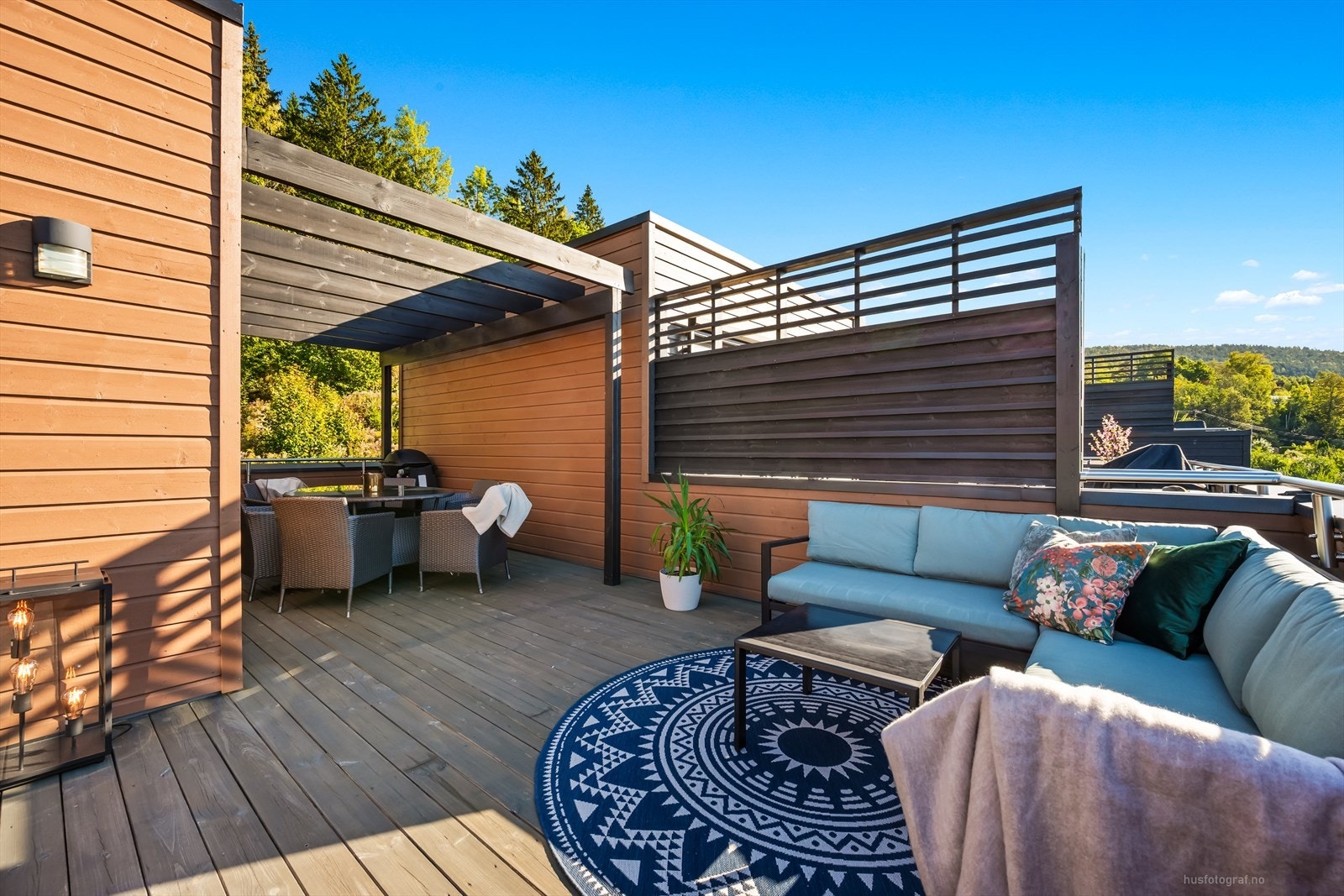 Fra stuen i andre etasje er det direkte utgang til en hyggelig takterrasse. Galleribilde