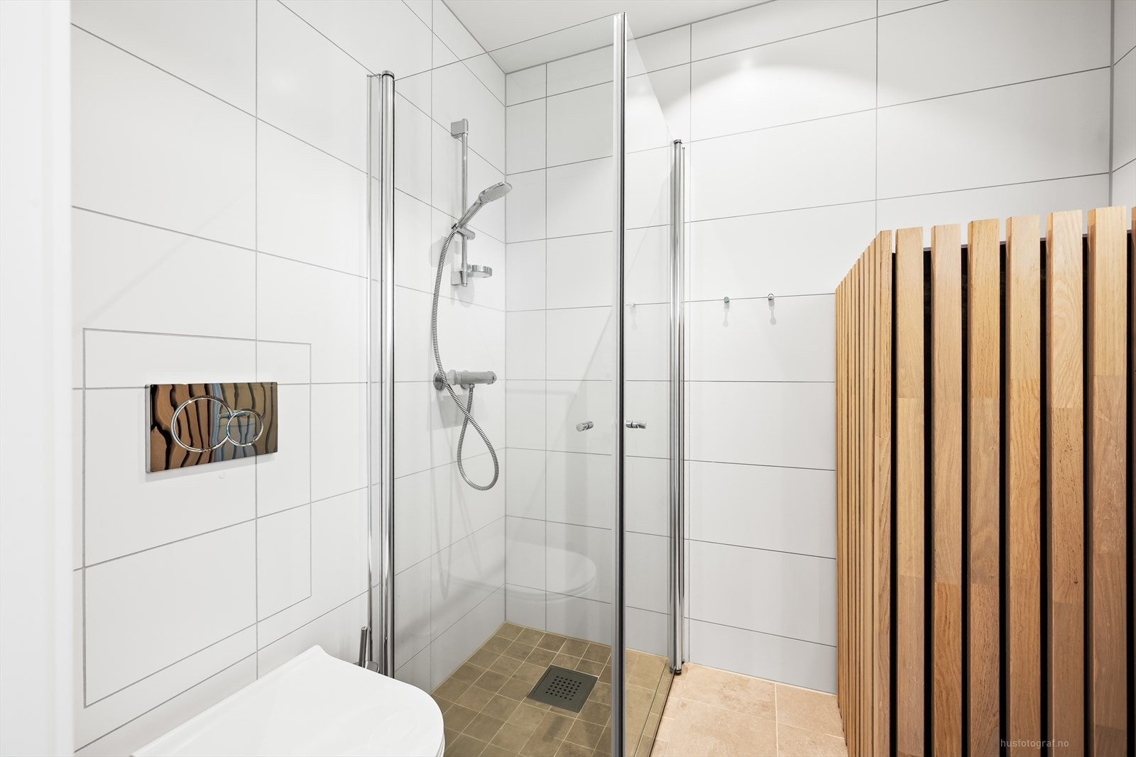 Innredet med servantinnredning med heldekkende nedfelt servant, dusjhjørne med innfellbare dusjvegger og toalett. Galleribilde