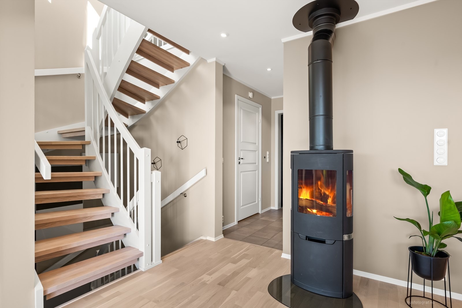 Velkommen inn! Den lyse og romslige entreen har et stilrent, flislagt gulv som bærer med seg et praktisk preg. Galleribilde