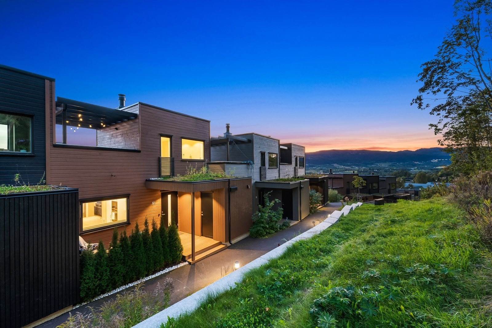 Et lekkert og påkostet rekkehus med utsikt mot fjorden og Lierdalen - Sol fra morgen til kveld - Stor takterrasse! Galleribilde