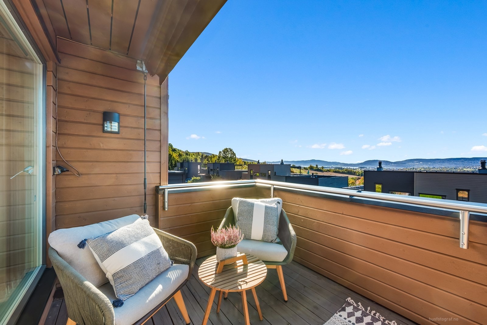 Fra stuen er det direkte utgang til en av boligens koselige terrassearealer med god plass til utemøblement. Galleribilde