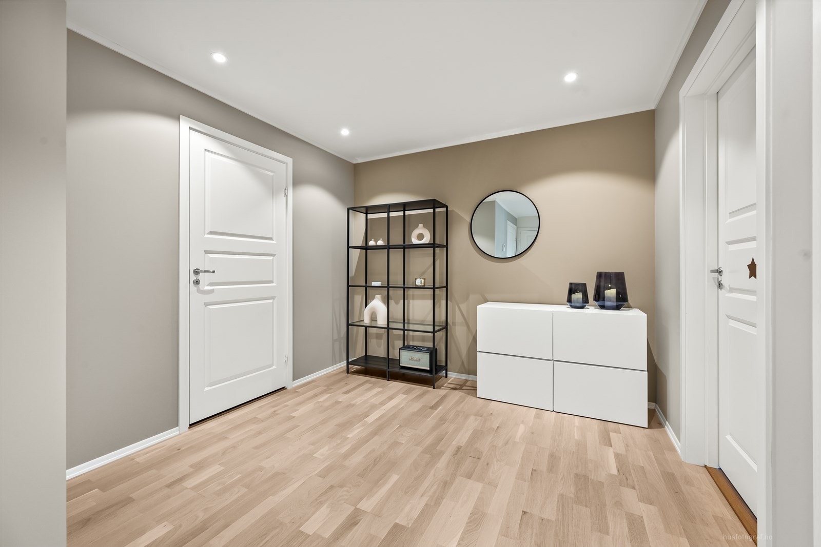 Av tekniske installasjoner kan det nevnes at boligen har balansert ventilasjon og luft-til-luft varmepumpe på hovedsoverom og det er gulvarme på bad. Galleribilde