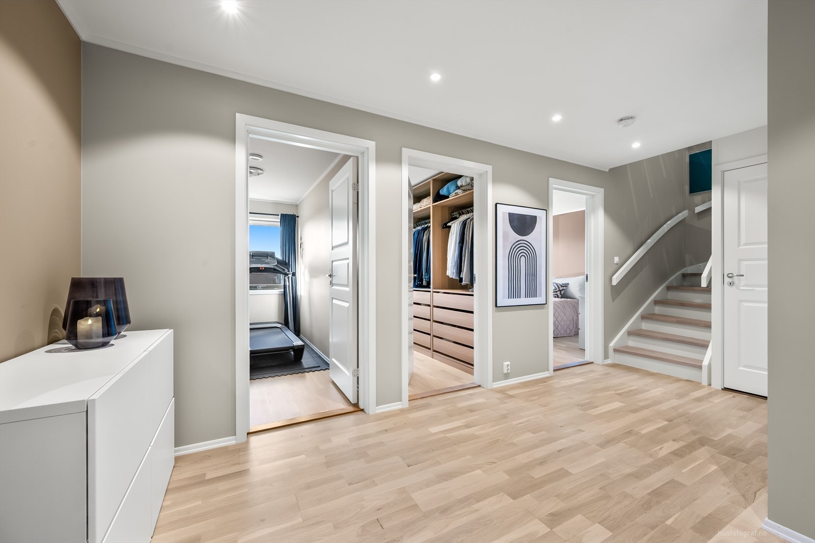 Boligen går over to etasjer og har tre romslige soverom samlet i boligens underetasje. Galleribilde