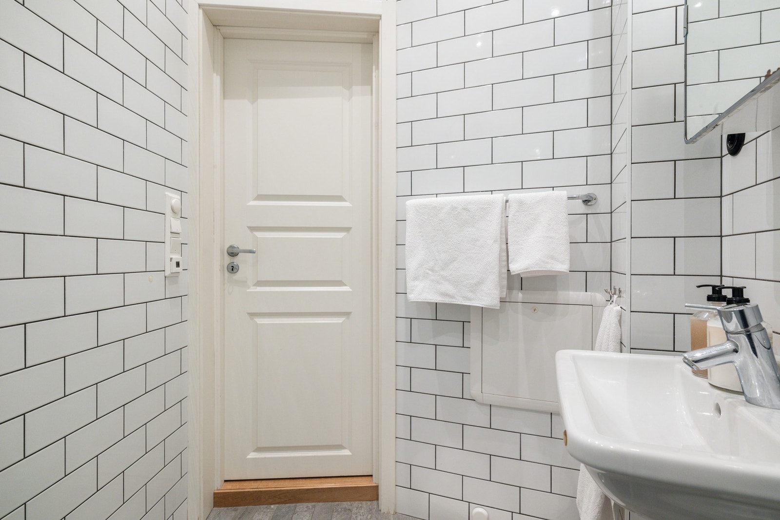 Badet har servant og vegghengt speilskap for oppbevaring. Galleribilde