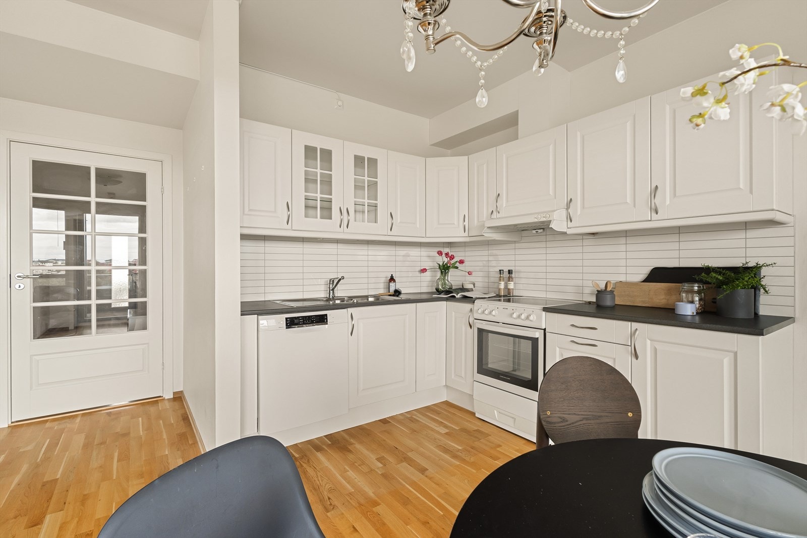 Kjøkkenet er av god størrelse og innredet med profilerte fronter, laminert benkeplate, stålvask, og opplegg for vaskemaskin. Galleribilde