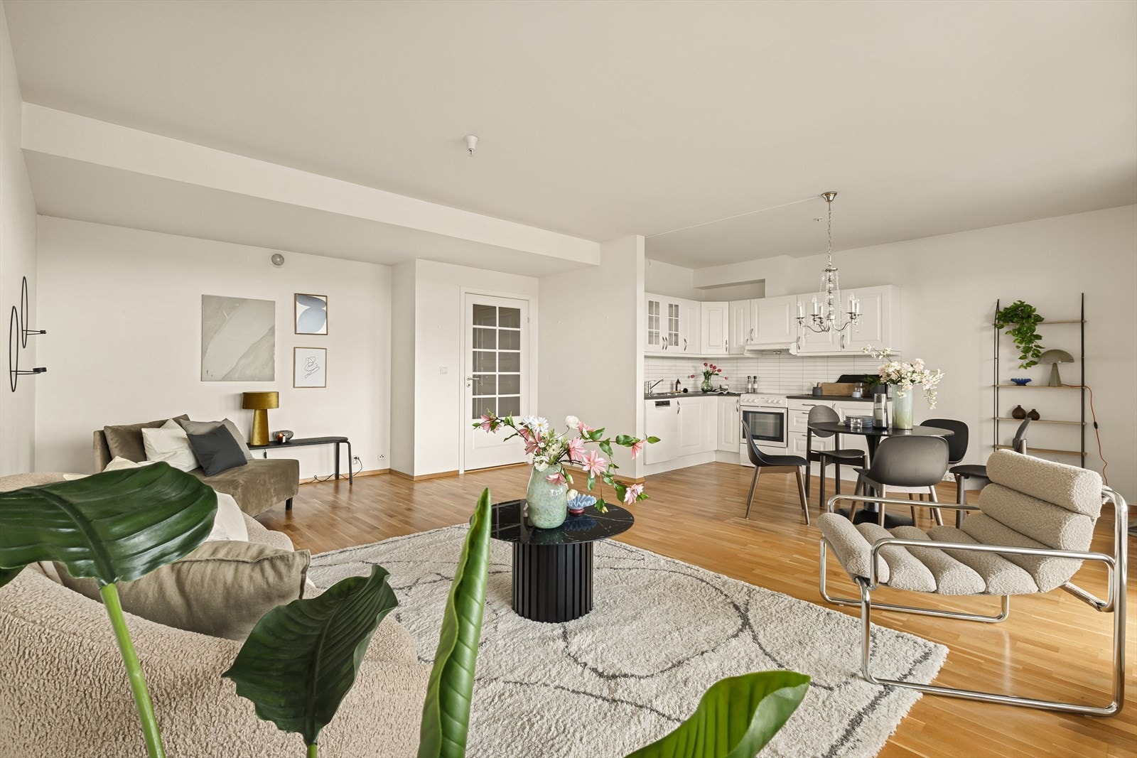 Stue/kjøkken måler 37,8 m² Galleribilde