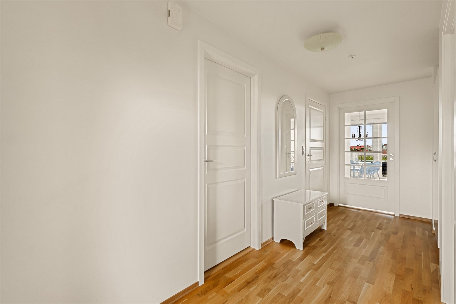 Entréen er stor og romslig med god plass til å henge fra seg yttertøy og sette fra seg sko Galleribilde