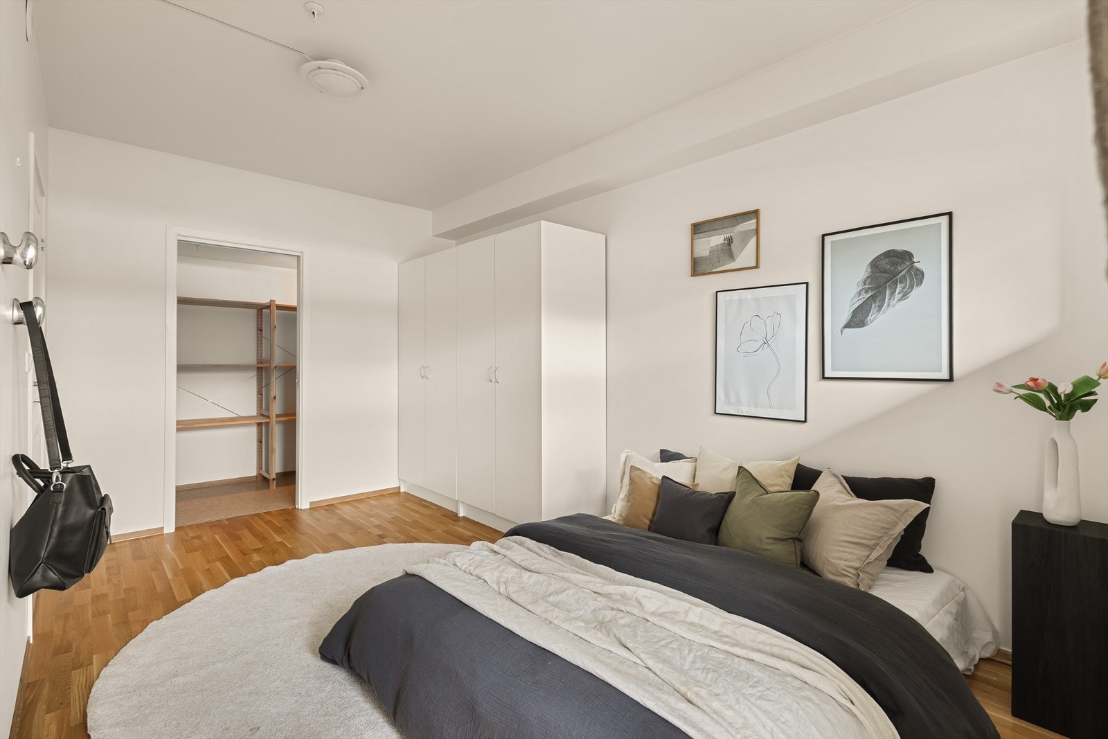 Her er det god plass til dobbeltseng og garderobeskap, samt tilgang til eget walk-in-closet Galleribilde