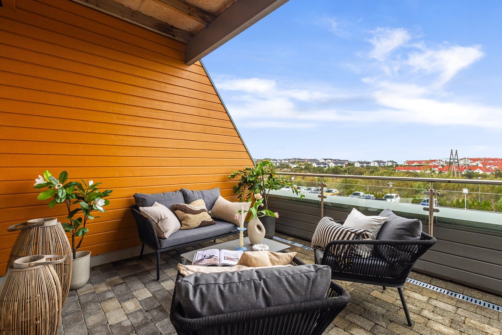 Leiligheten ligger i byggets 2. etasje og har en vestvendt balkong med gode solforhold Galleribilde