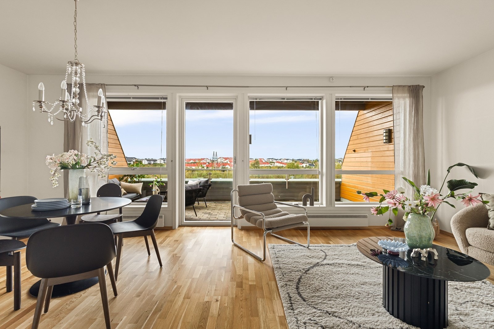 Leiligheten har en innbydende og åpen stue- og kjøkkenløsning som på en naturlig måte er inndelt i ulike soner Galleribilde