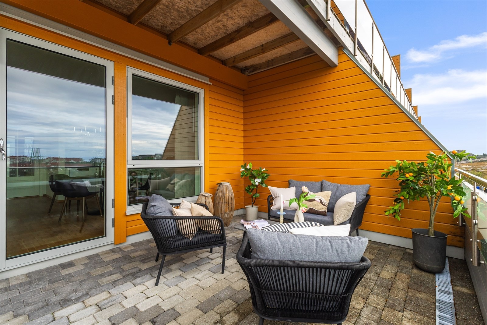 Fra stuen er det utgang til en vestvendt altan på 13,8 m², belagt med belegningsstein Galleribilde