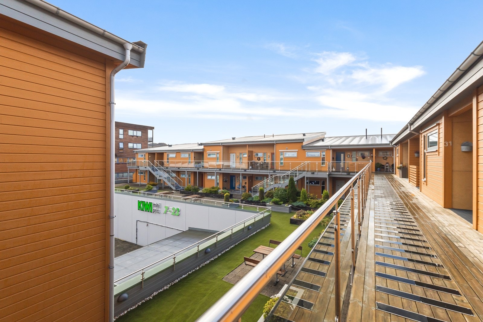 I samme bygg finner man også praktiske fasiliteter som dagligvarebutikken Kiwi og Rema 1000 Galleribilde