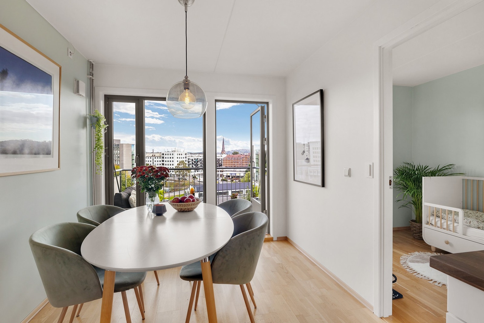 Her får du en innbydende 3-roms leilighet med god planløsning og hele 2 balkonger. Galleribilde