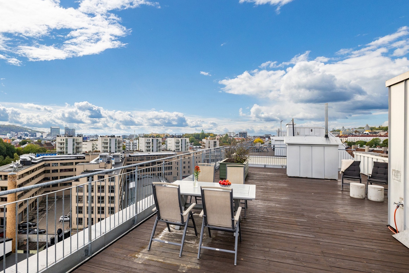 Bygget har en felles takterrasse med panoramautsikt, hyggelige sittegrupper og sol hele dagen - et fantastisk sted å nyte lange sommerdager. Galleribilde