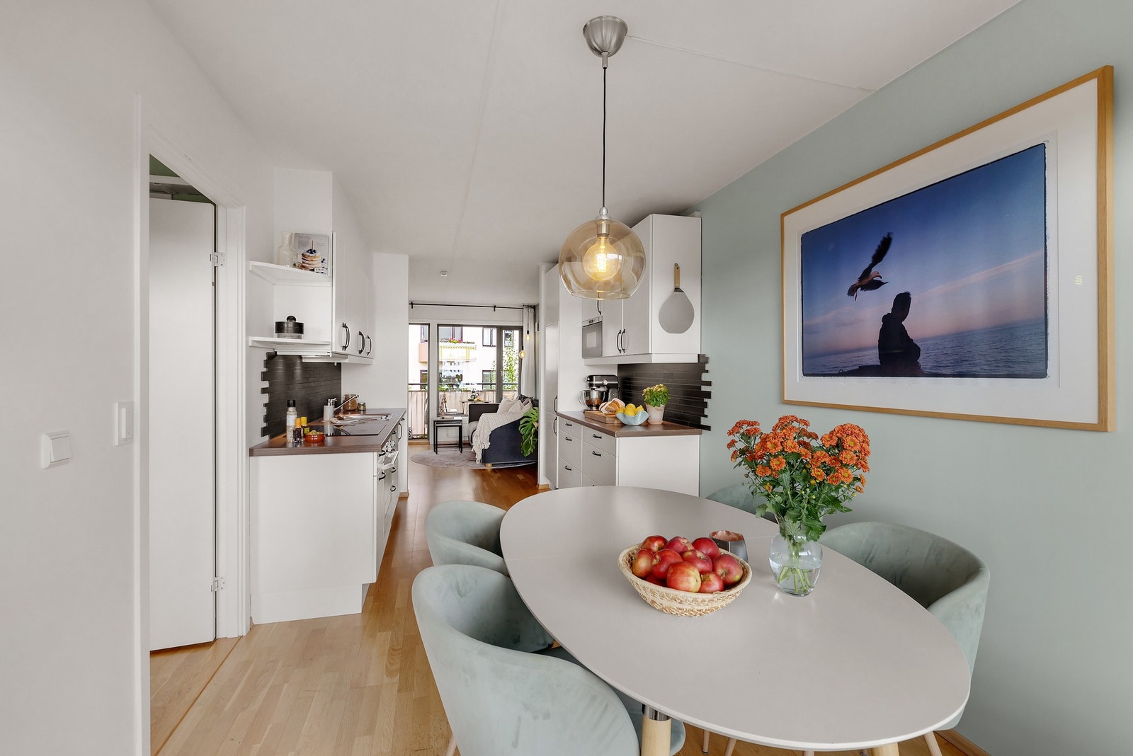 Her får du en åpen og sosial løsning mellom kjøkken, stue og spisestue. Galleribilde