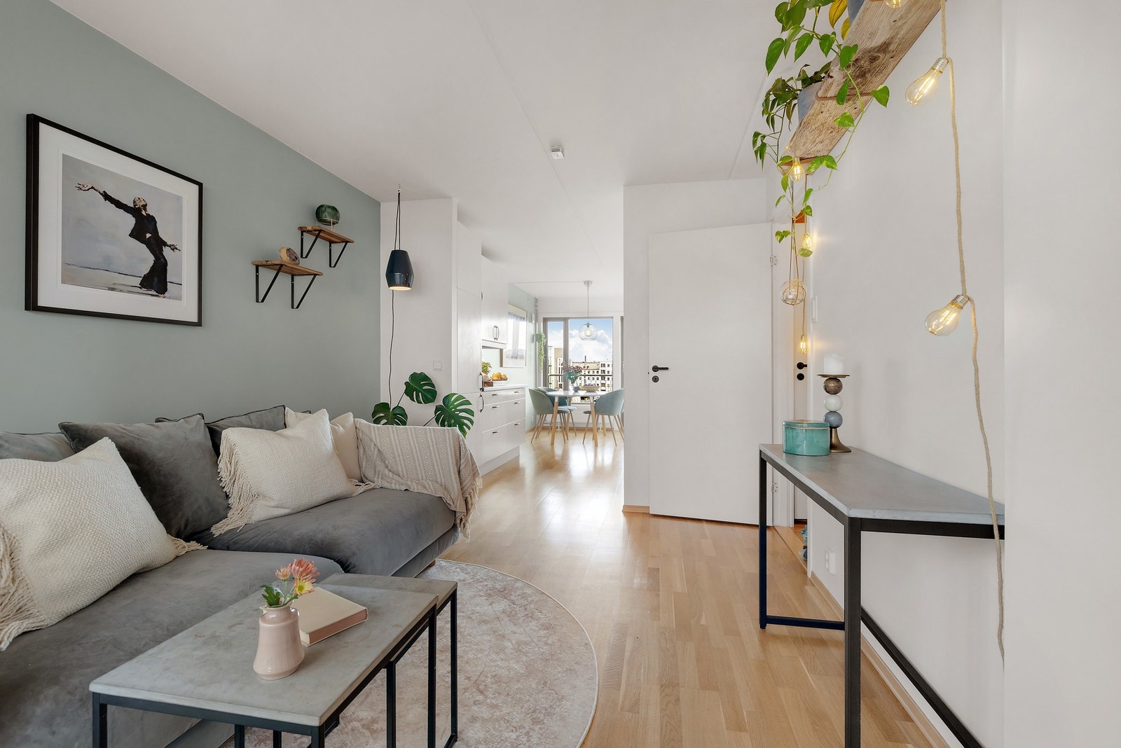 Den sentrale plasseringen av kjøkkenet åpner for to innredningsvennlige soner på hver side, med god plass til både spisebord og sofagruppe. Galleribilde