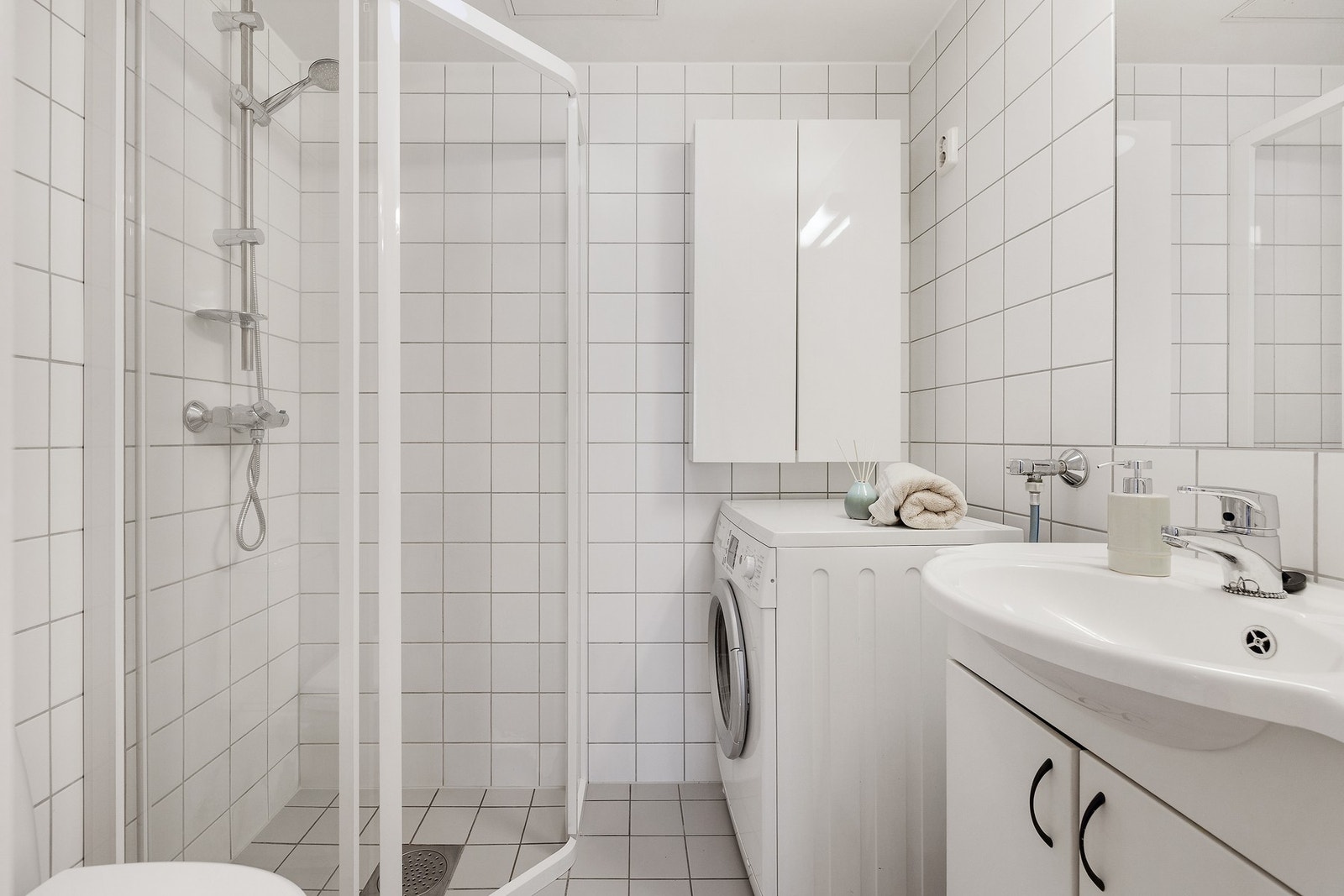 Pent og praktisk bad med flislagte vegger og gulv samt varmekabler for behagelig komfort. Galleribilde