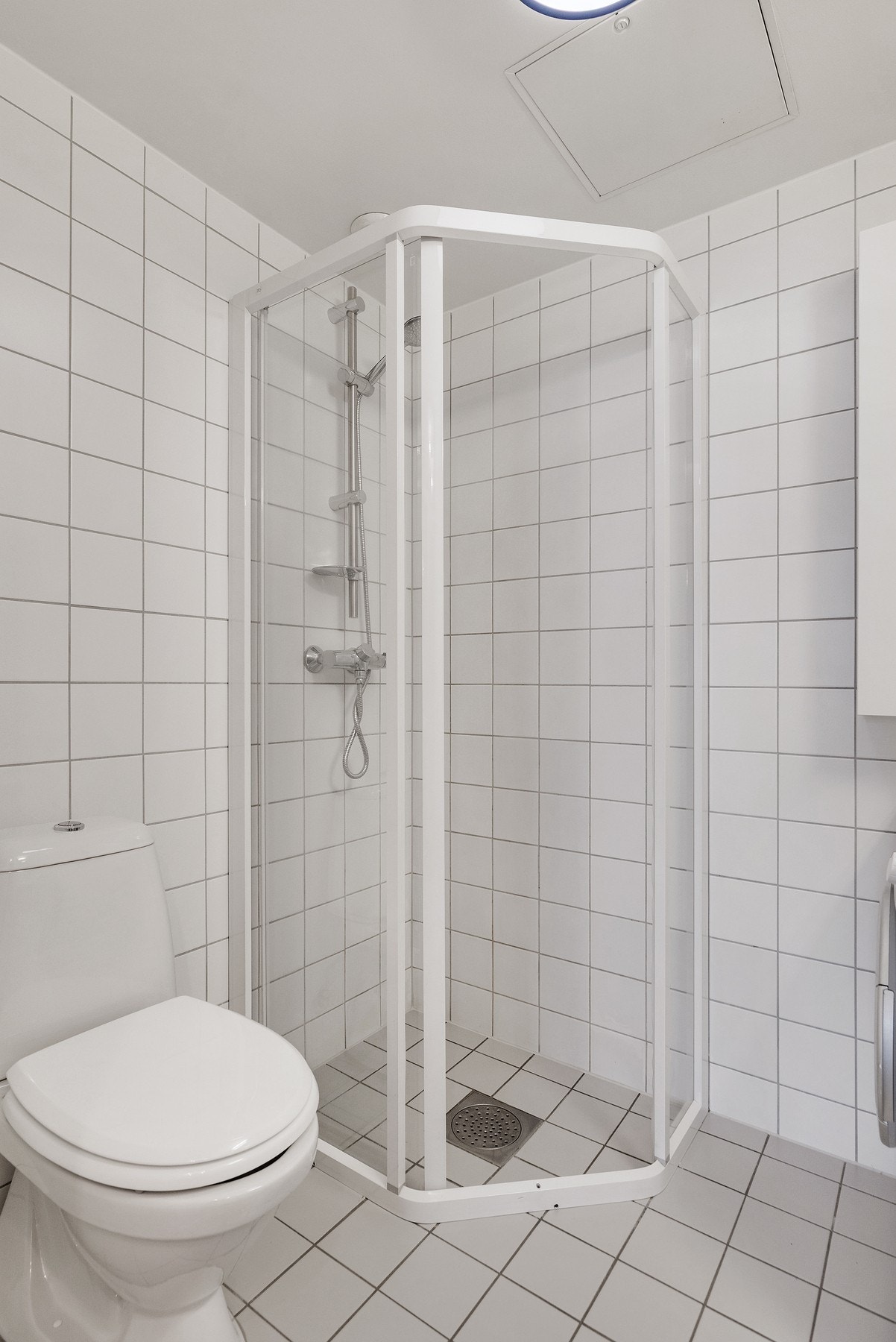 Det er praktisk opplegg for vaskemaskin og plass til tørketrommel. Vaskemaskinen medfølger handelen. Galleribilde