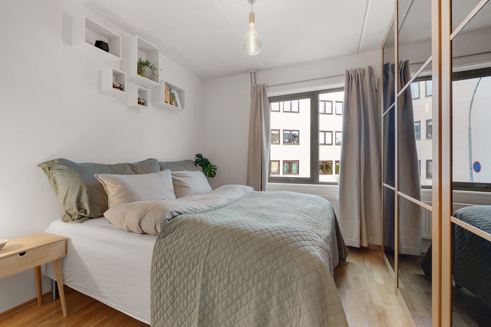 Leiligheten har to romslige og behagelige soverom med plass til både seng, garderobe og øvrig møblement. Galleribilde