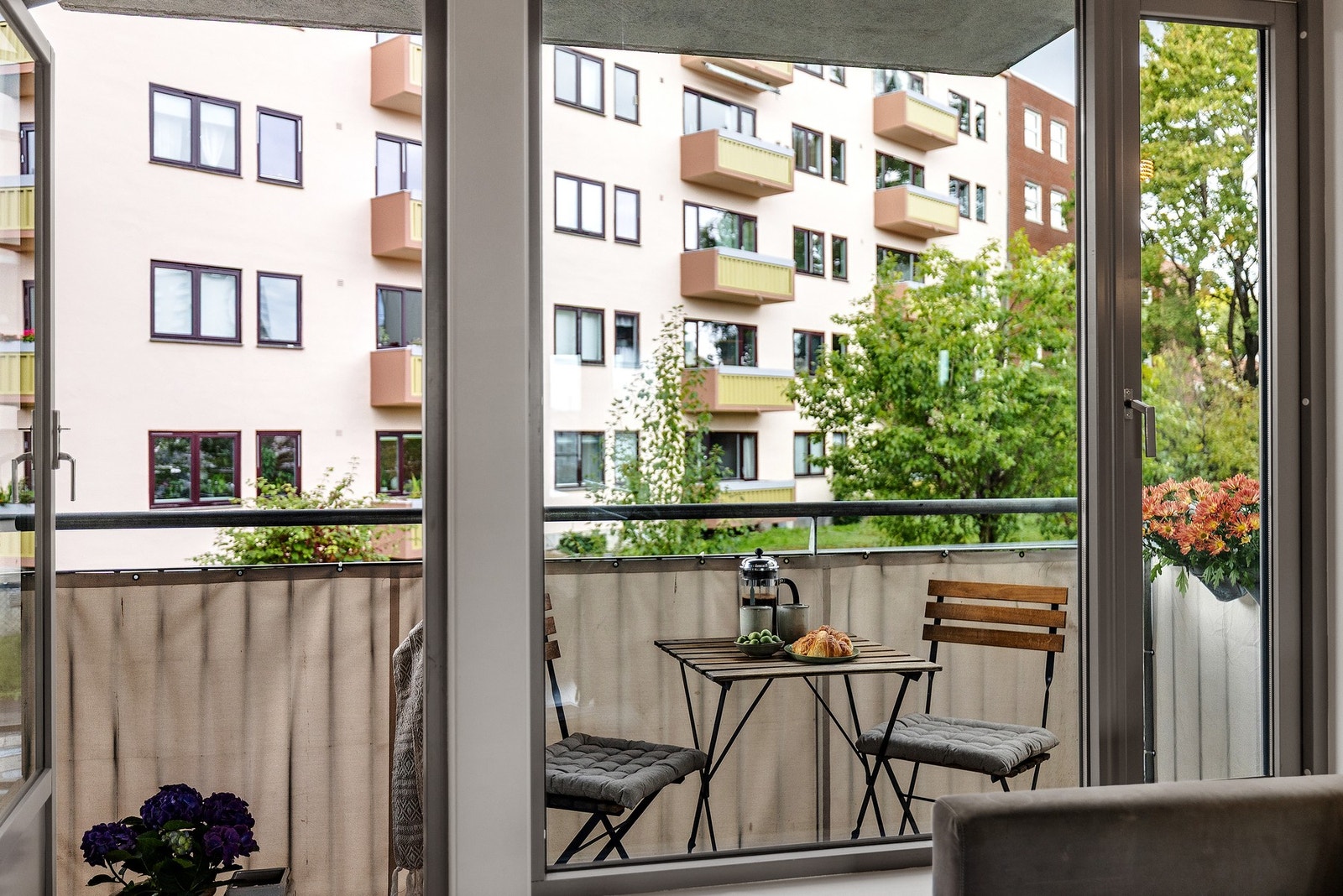 Store vindusflater tilføyer rikelig med naturlig lys til rommet. Galleribilde