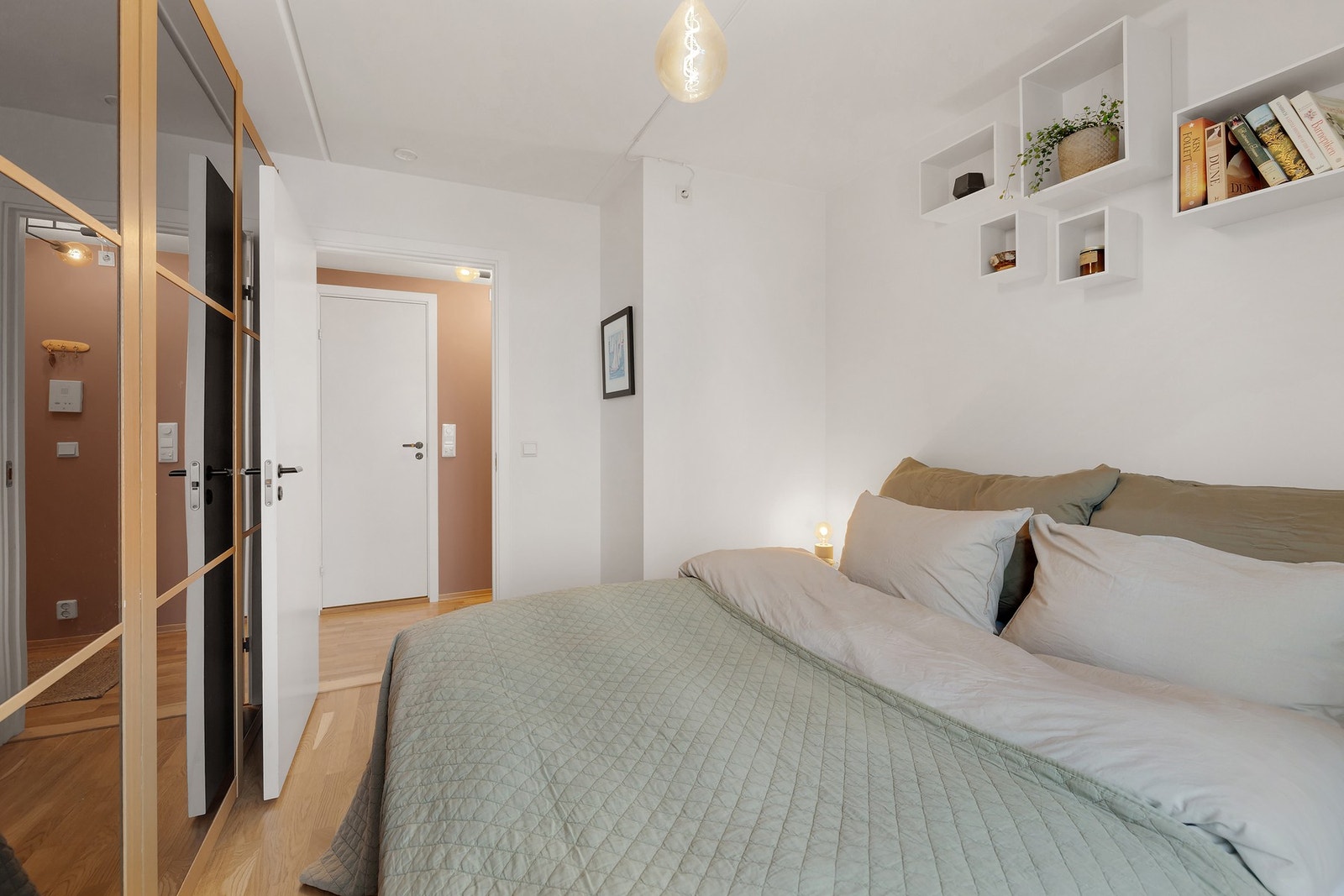 Hovedsoverommet er utstyrt med en praktisk skyvedørsgarderobe. Galleribilde