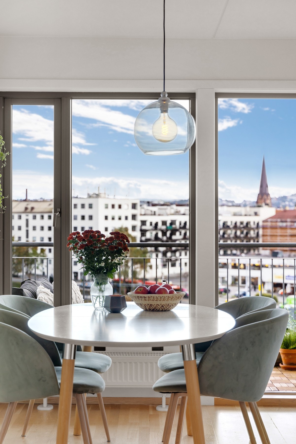 Leilighetens praktiske planløsning gir deg mulighet for innredning av en trivelig spisegruppe i ytterkant av rommet. Galleribilde