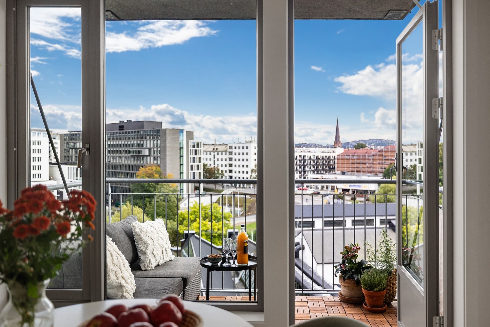 Fra spisestuen har du adkomst til boligens en av to balkonger. Galleribilde