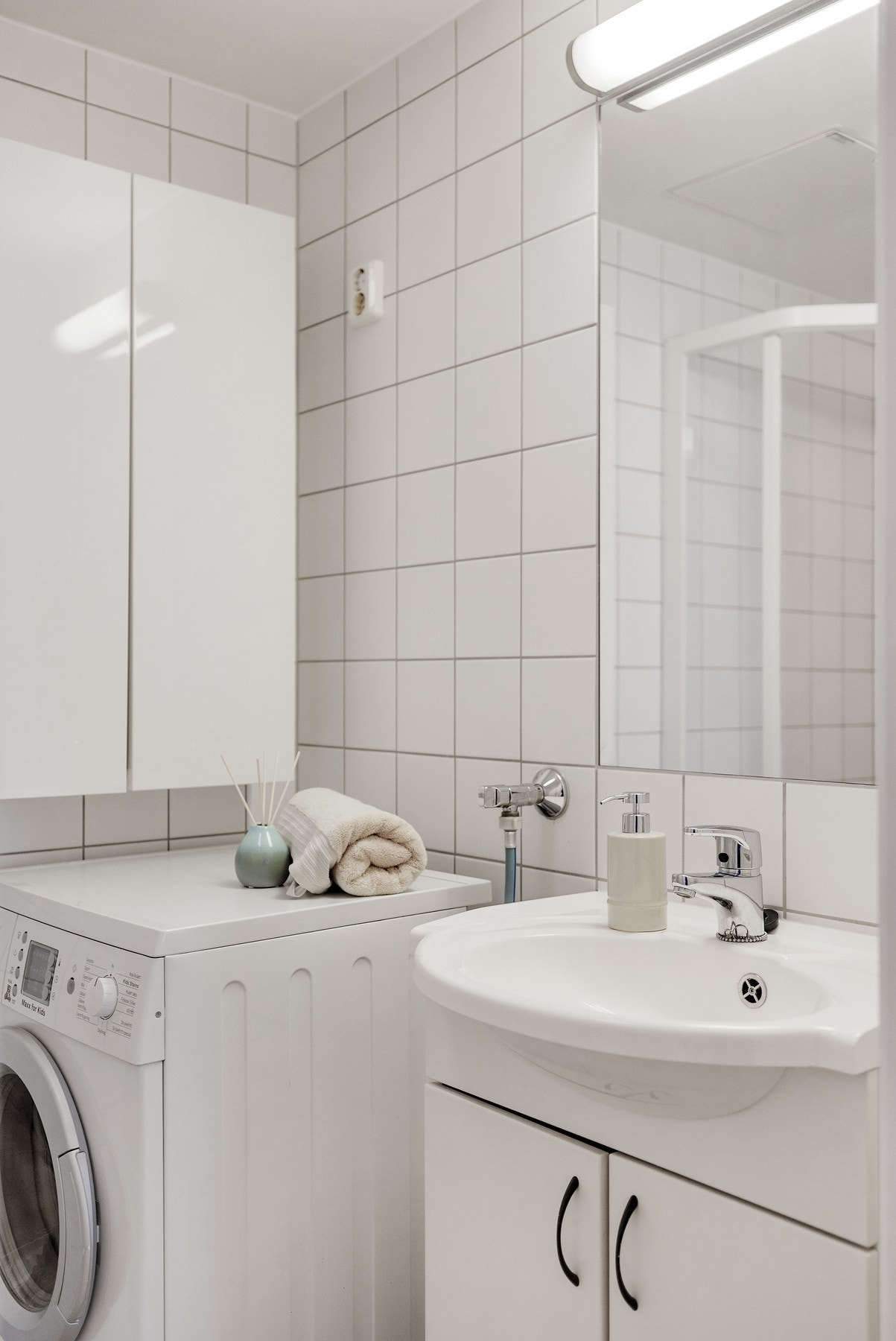 Rommet er innredet med nedfelt servant med underskap, toalett, dusjhjørne med glassvegger, samt speil med belysning. Galleribilde
