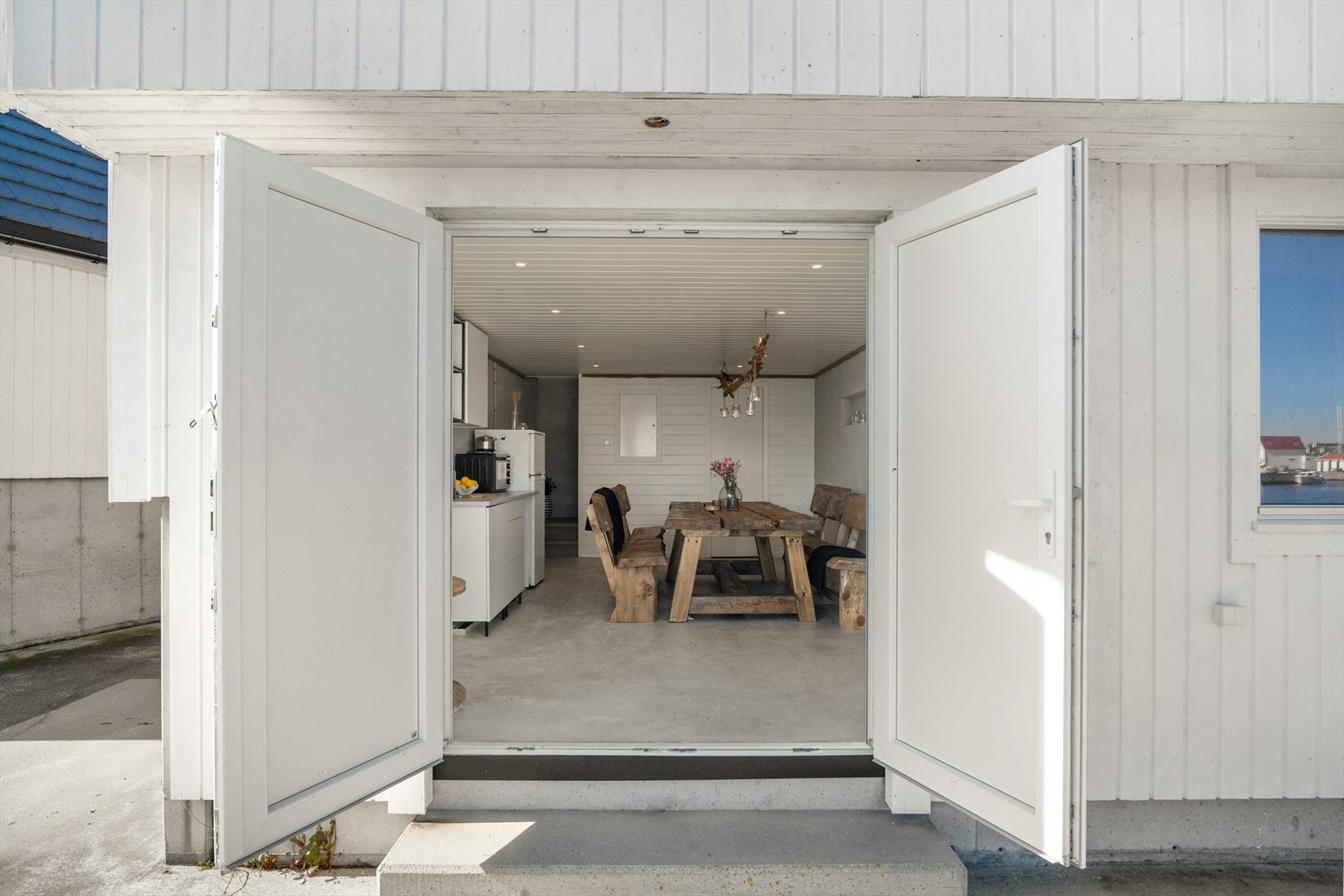 Første etasje består av et et stort oppholds-/lagringsrom med kjøkkeninnredning og et bod/toalettrom. Gulvet er utstyrt med varmekabler Galleribilde