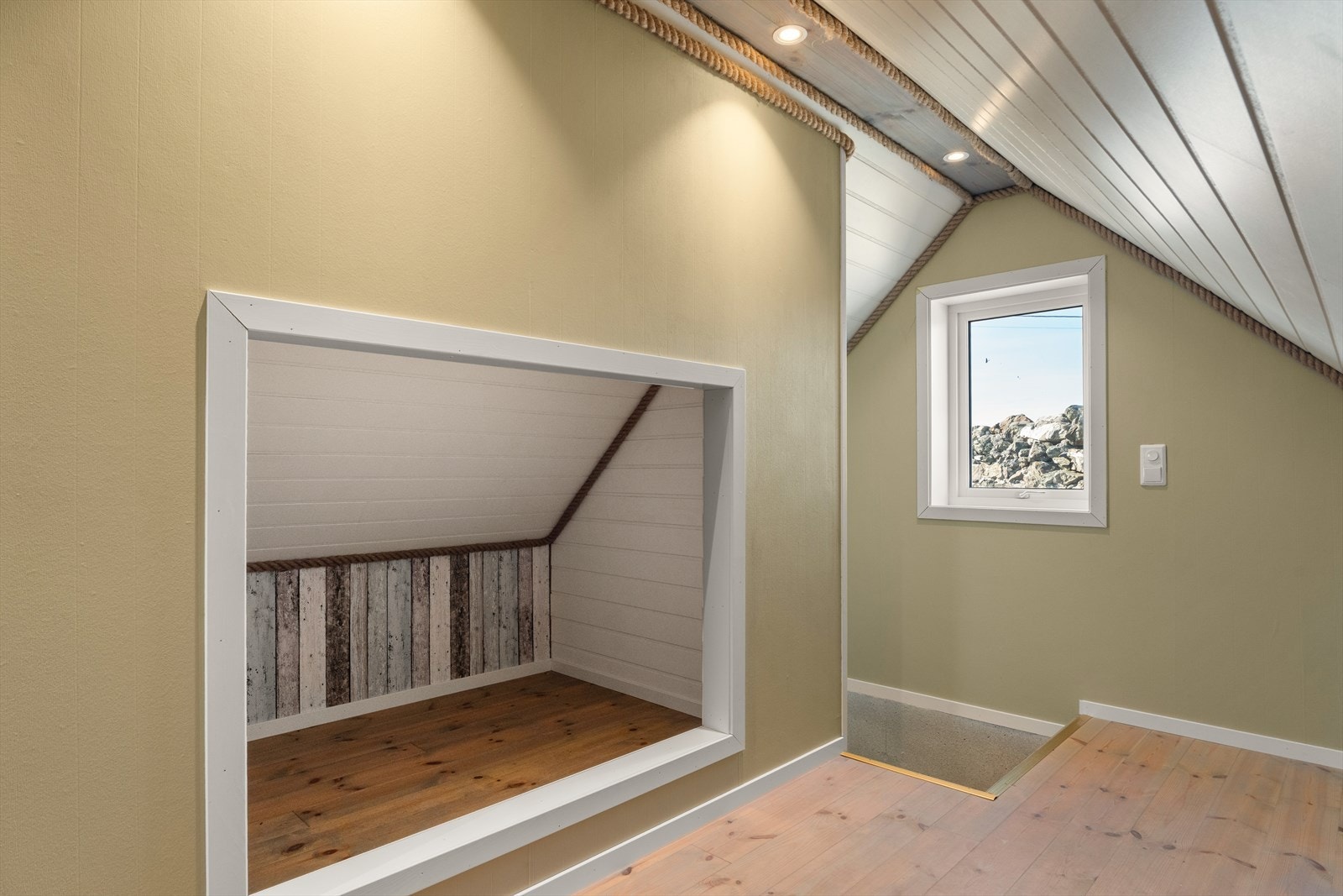 Loftetasjen er innredet som et trivelig rom, ideelt for avslapning. Galleribilde