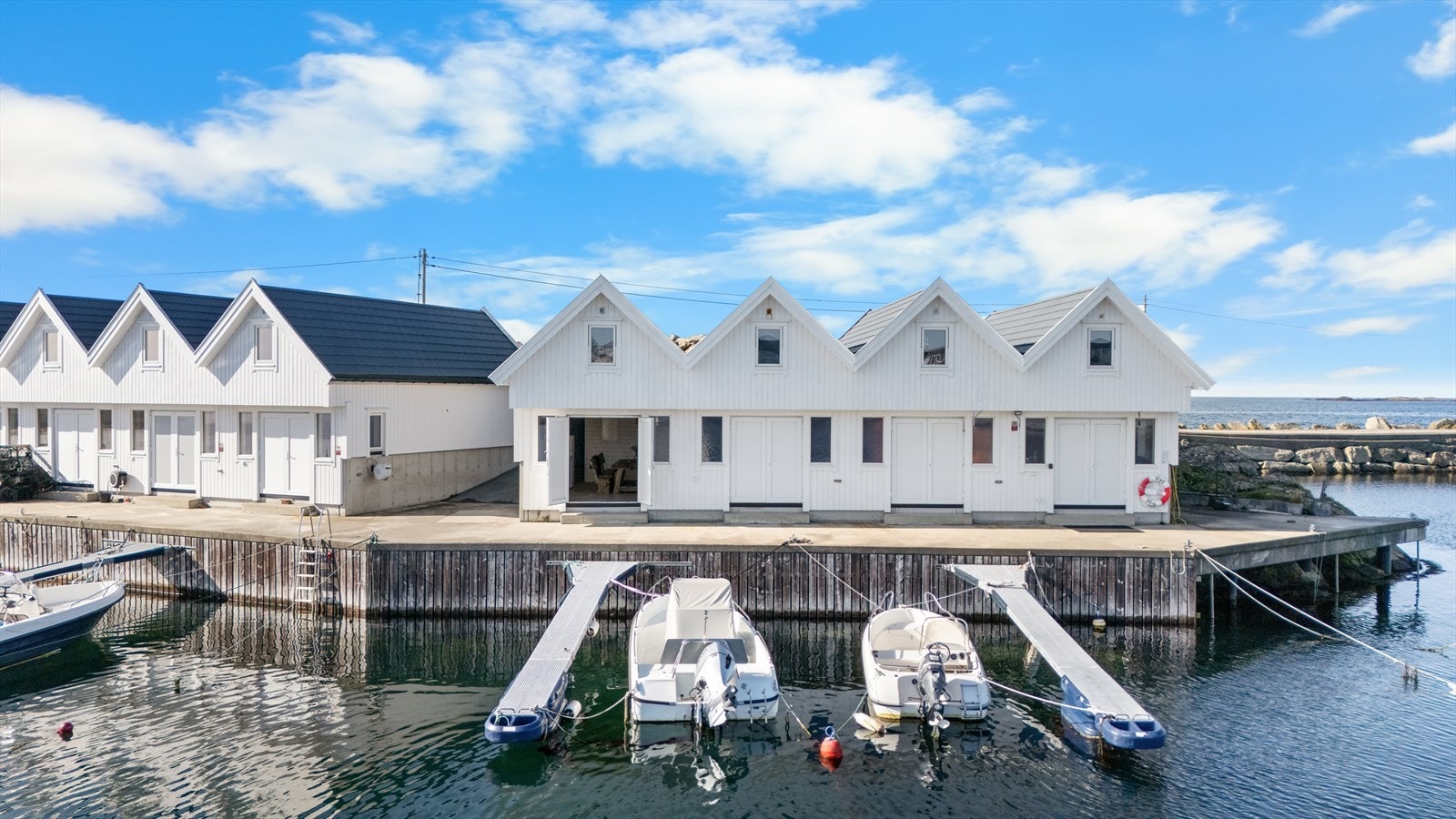 Naustet ligger på idylliske Varholmen i Åkrehamn, med en fantastisk utsikt mot havet og egen båtplass like utenfor. Galleribilde