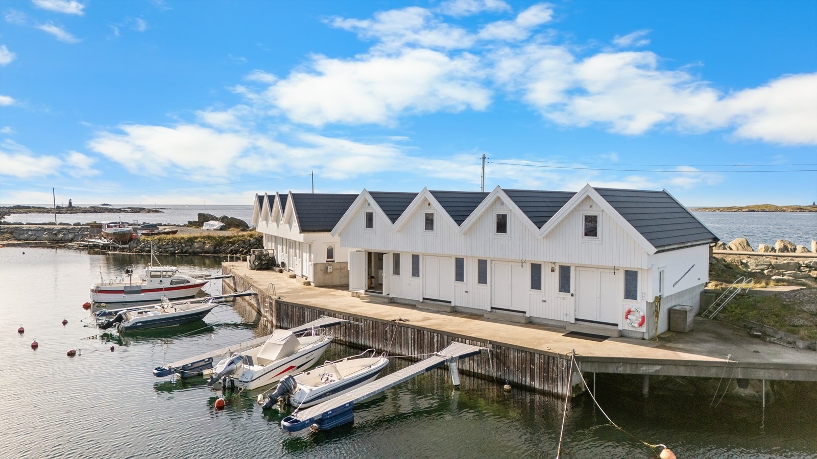 Varholmen byr på enkel tilgang til sjøliv, båtliv og fiske, samtidig som du har alle sentrumsfasiliteter kun få minutter unna. Galleribilde