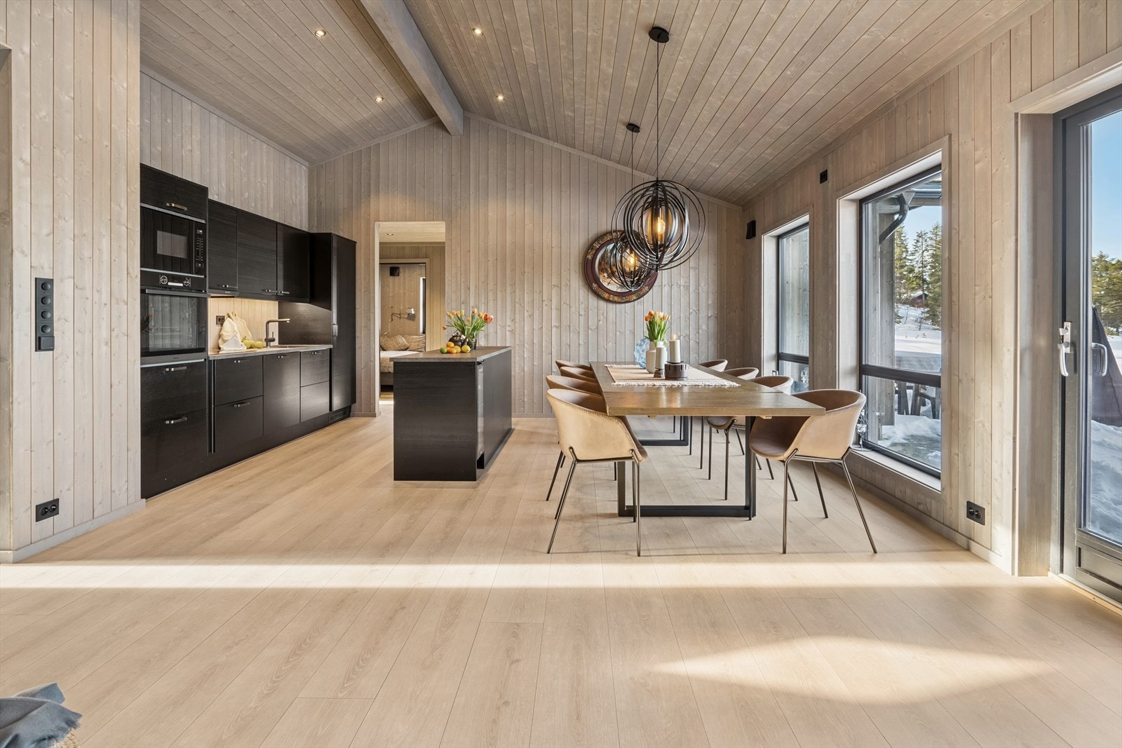 God plass til hele storfamilien rundt spisebordet. Galleribilde