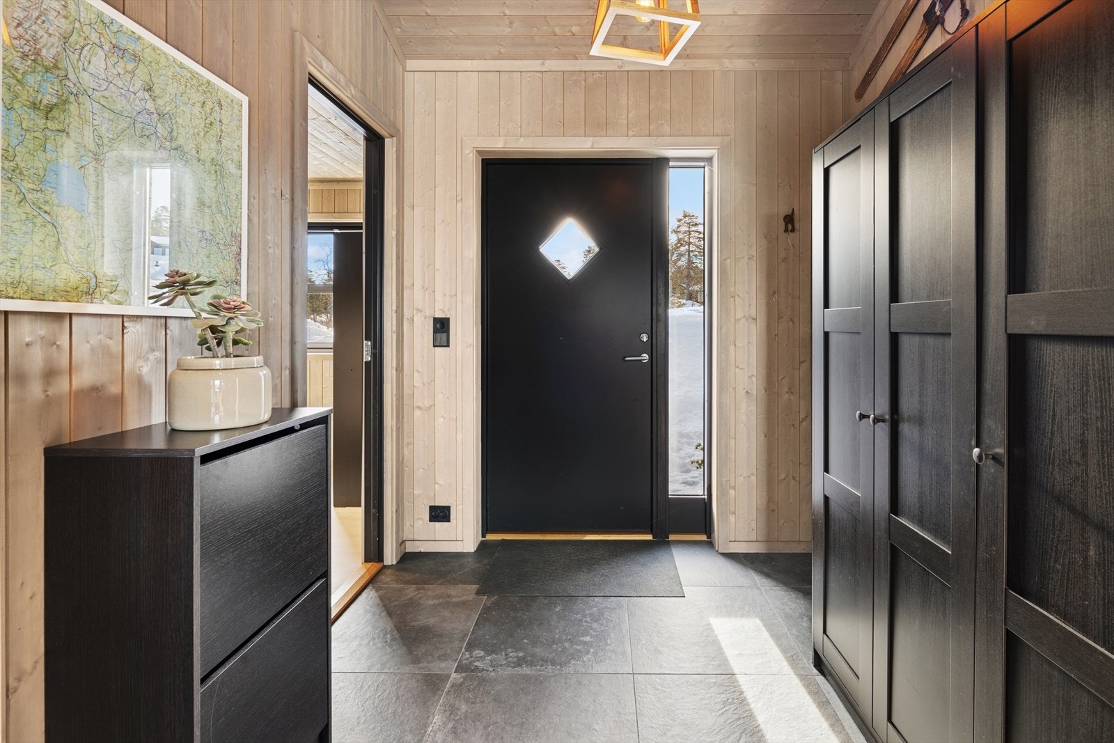 Entreen har god plass til å sette fra seg sko, og bra med skapplass. Galleribilde