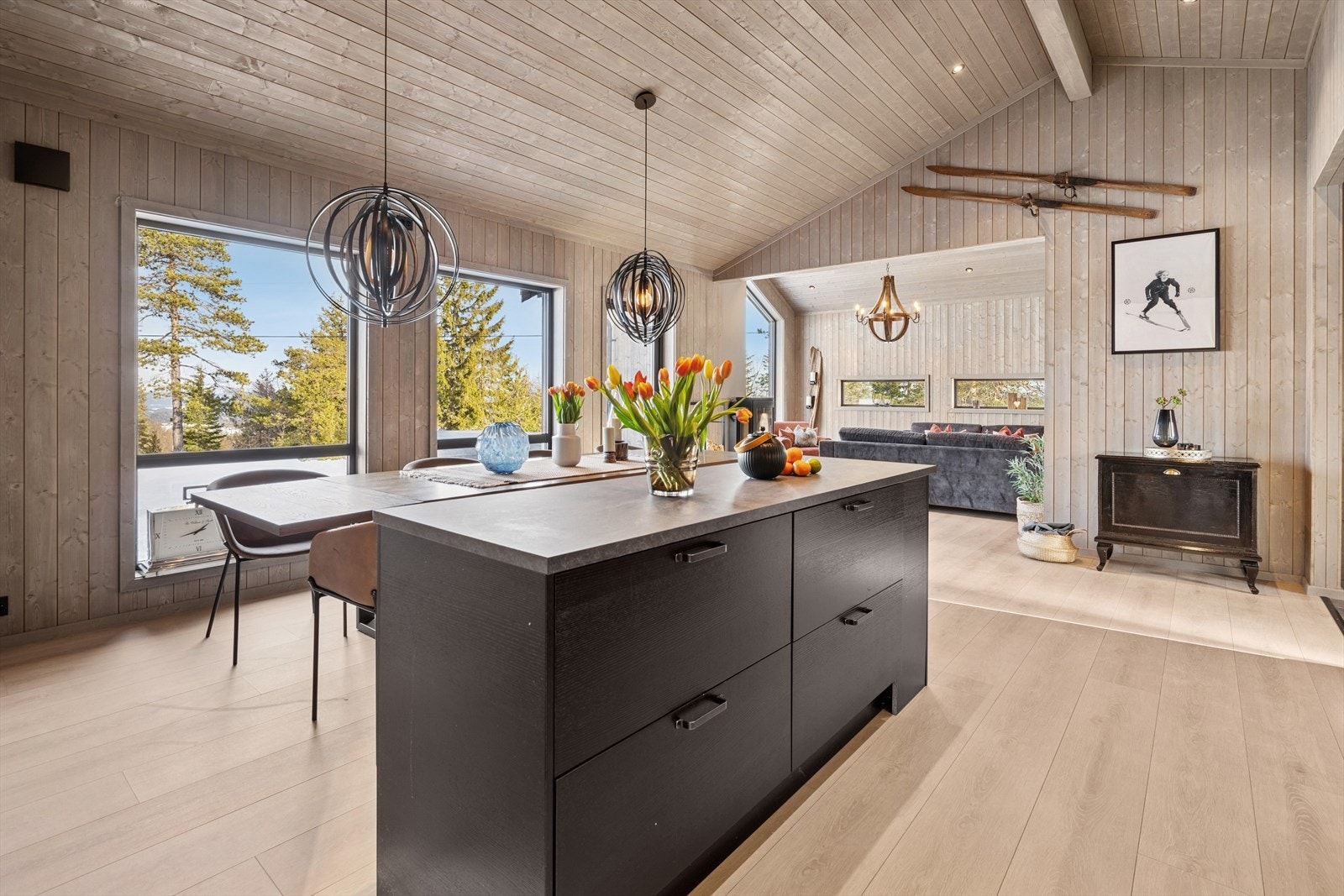 Kjøkkenøya gir deg det perfekte stedet for matlaging, sosiale sammenkomster og hverdagslige gjøremål. Galleribilde