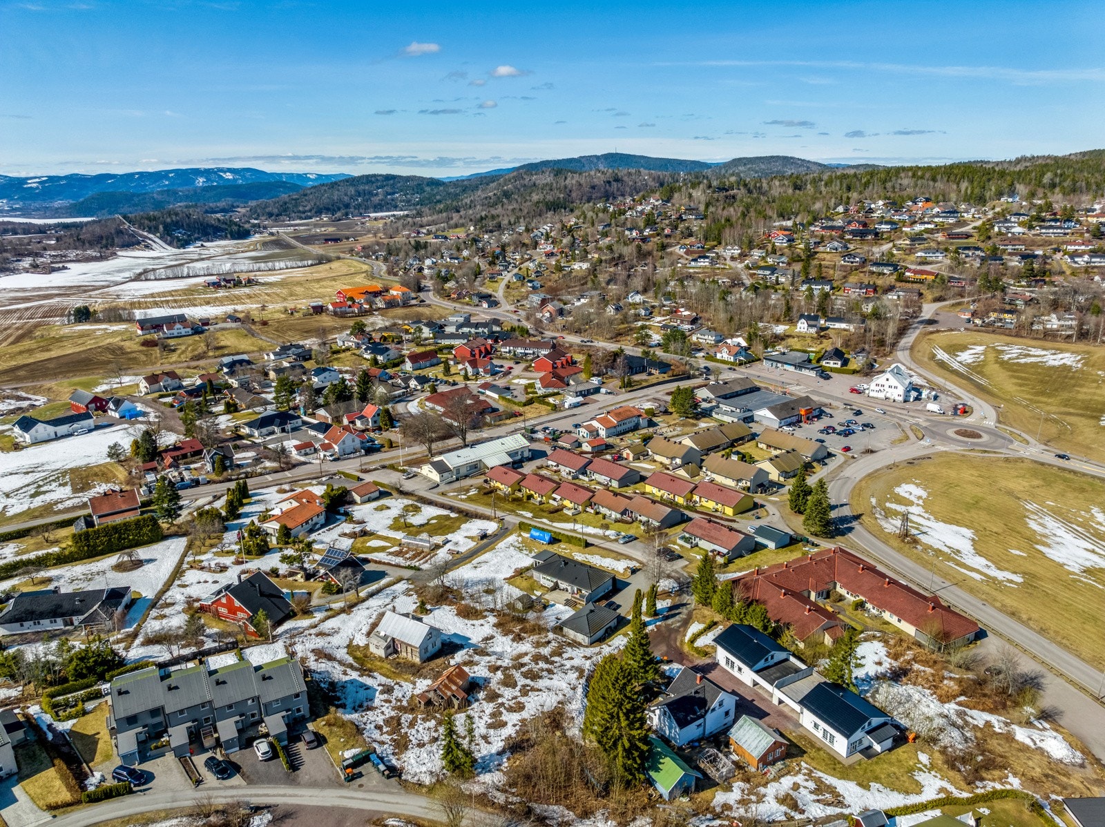 Kort vei til helårs turterreng og kun 10 min. kjøretur til Holmestrand sentrum. Galleribilde