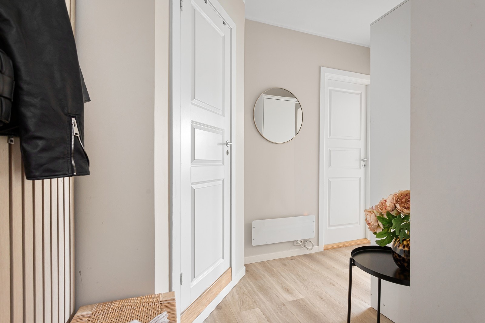 Velkommen inn! Entre med plass til oppheng av klær og sko Galleribilde