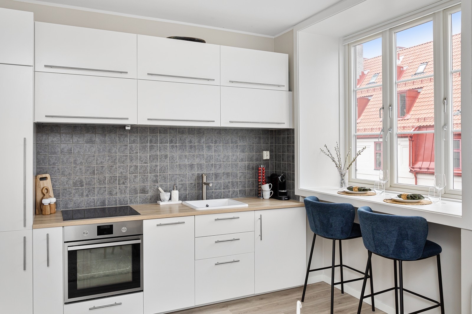 Lekkert kjøkken med integrete hvitebarer Galleribilde