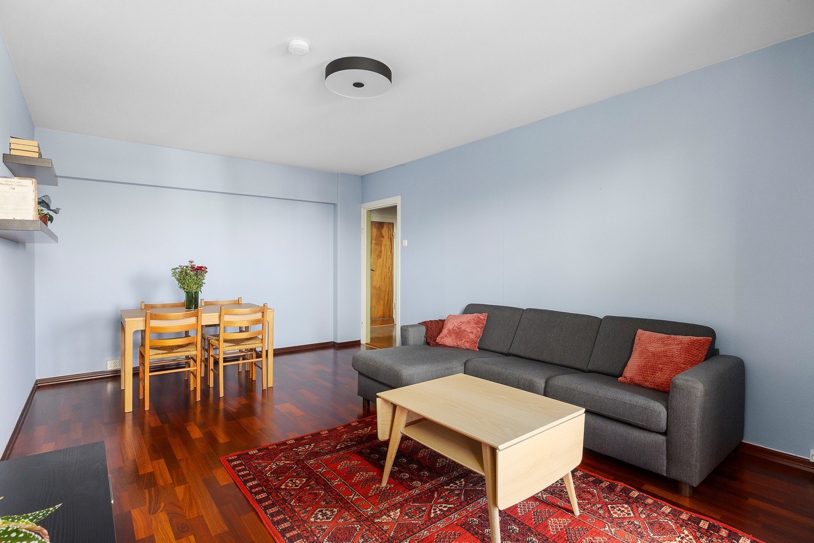 Plass til både sofa og spisebord i stuen Galleribilde