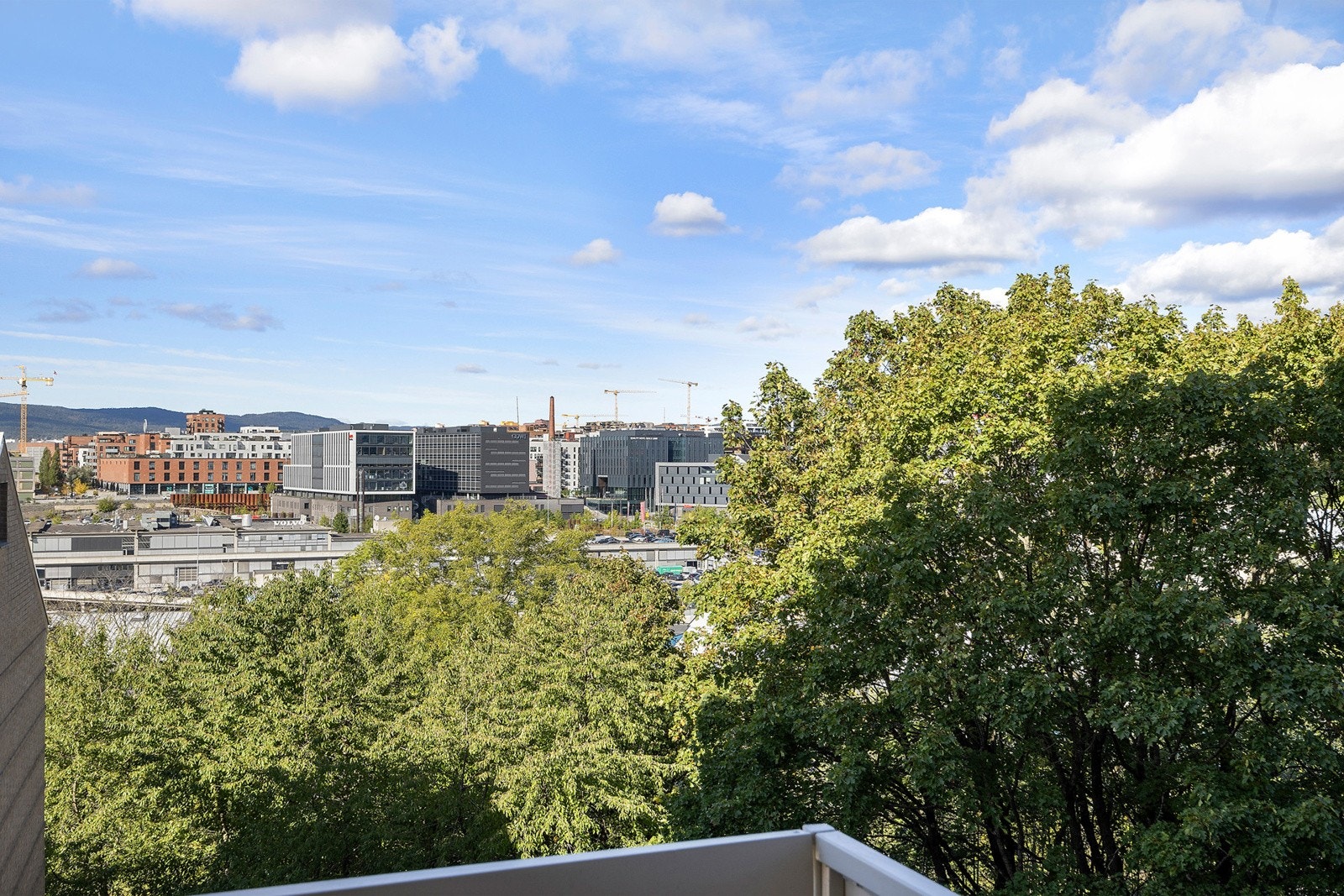 Flott beliggenhet i 5.etg med utsikt fra balkong Galleribilde