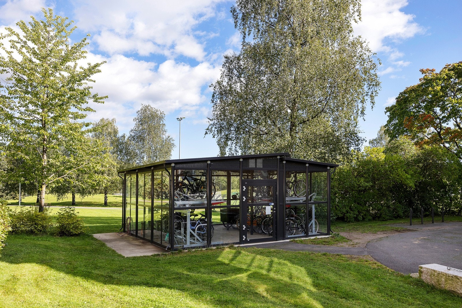 Lukket sykkelparkering utenfor blokken Galleribilde