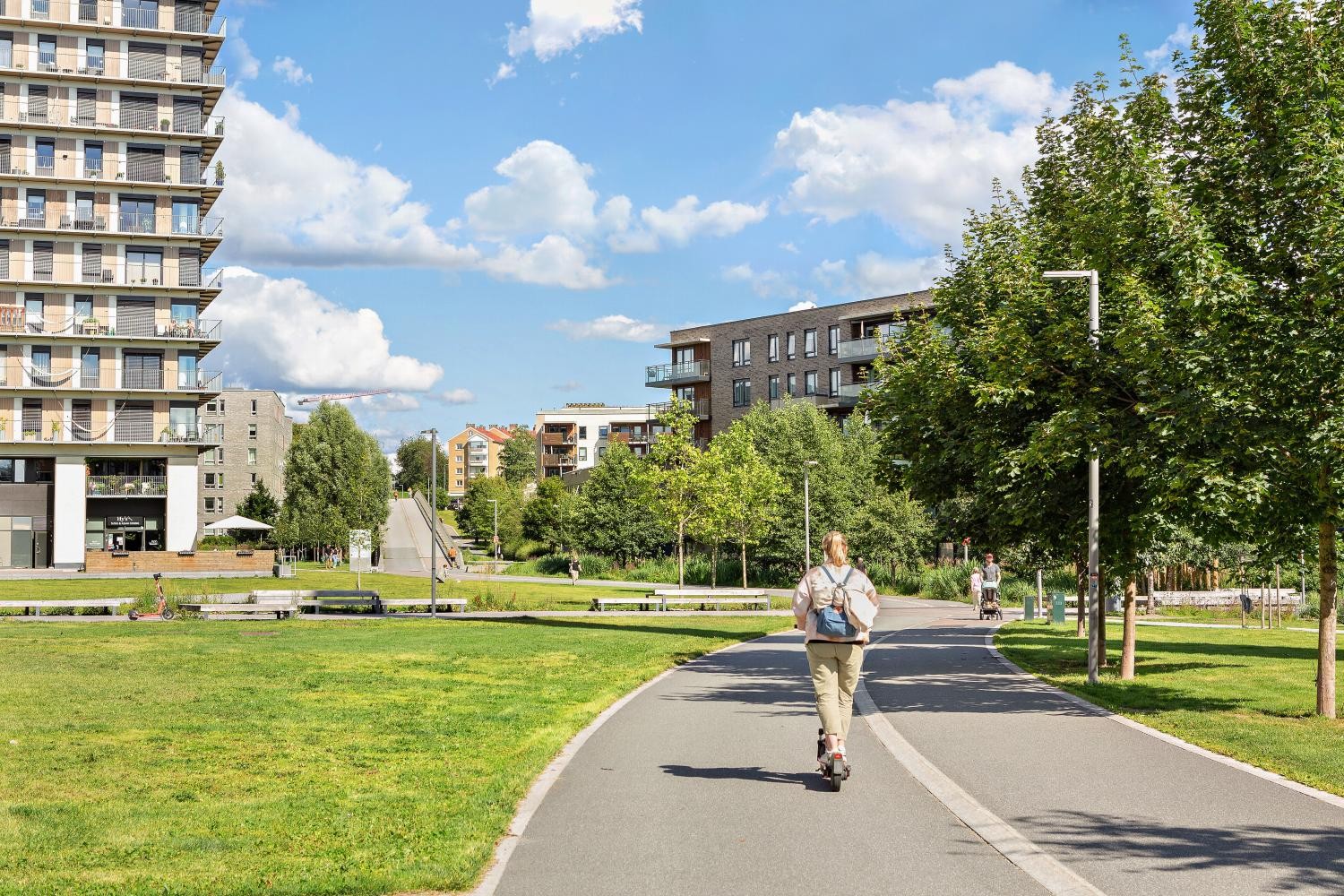 Fine sykkelstier i området - her fra Tidemannsparken med bru over Grenseveien over til Hovin Galleribilde